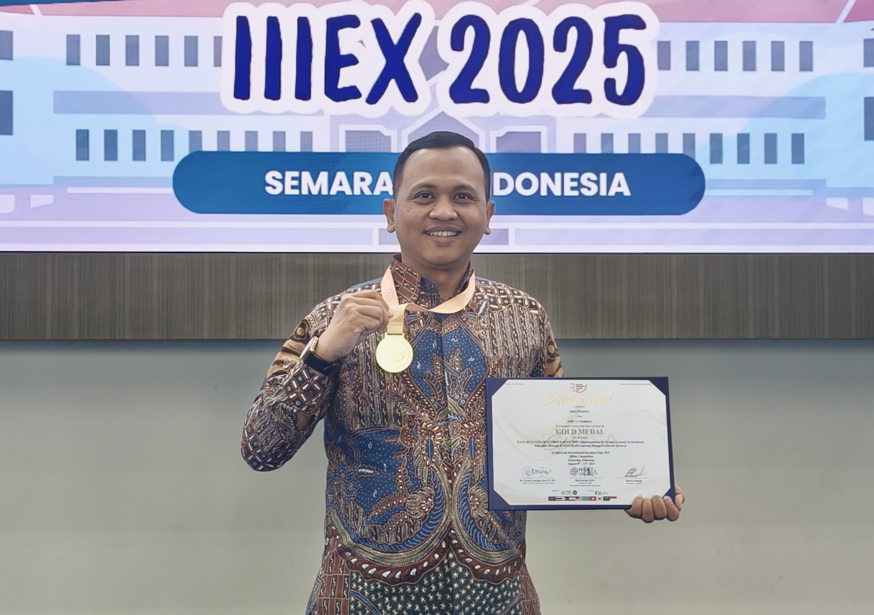 Indra Prastowo persembahkan medali emas dan special award dalam kompetisi invensi tingkat dunia untuk masyarakat pendidikan di Indonesia. FOTO: ISTIMEWA