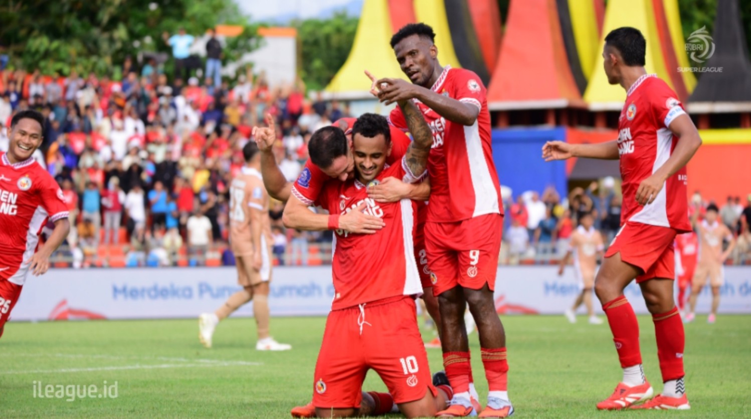 Para pemain Semen Padang merayakan gol di BRI Super League.