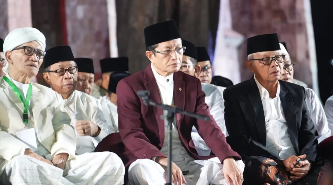 Menteri Agama (Menag) Nasaruddin Umar (tengah) memimpin Zikir dan Doa Kebangsaan pembuka rangkaian Bulan Kemerdekaan di Tugu Proklamasi Jakarta (1/8) malam.