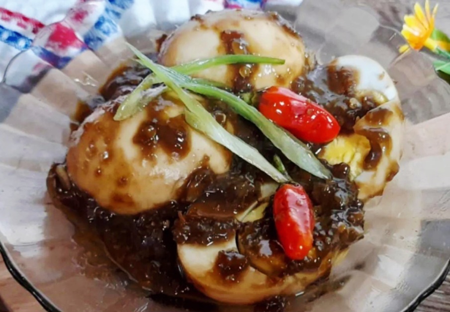 Telur siram petis khas Jawa, gurih dan manis!
