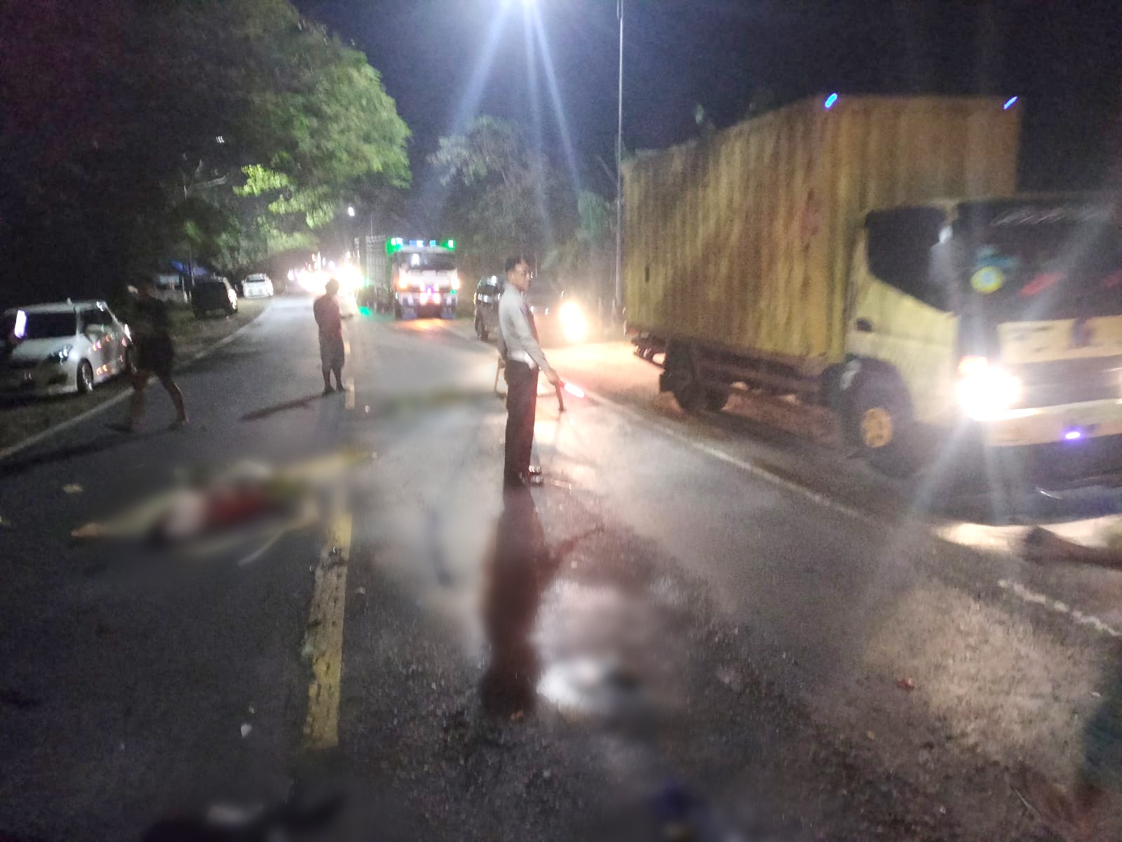Petugas Satlantas Polres Madiun melakukan olah TKP di Jalan Raya Madiun-Surabaya, Kamis (14/8) malam. FOTO: ISTIMEWA