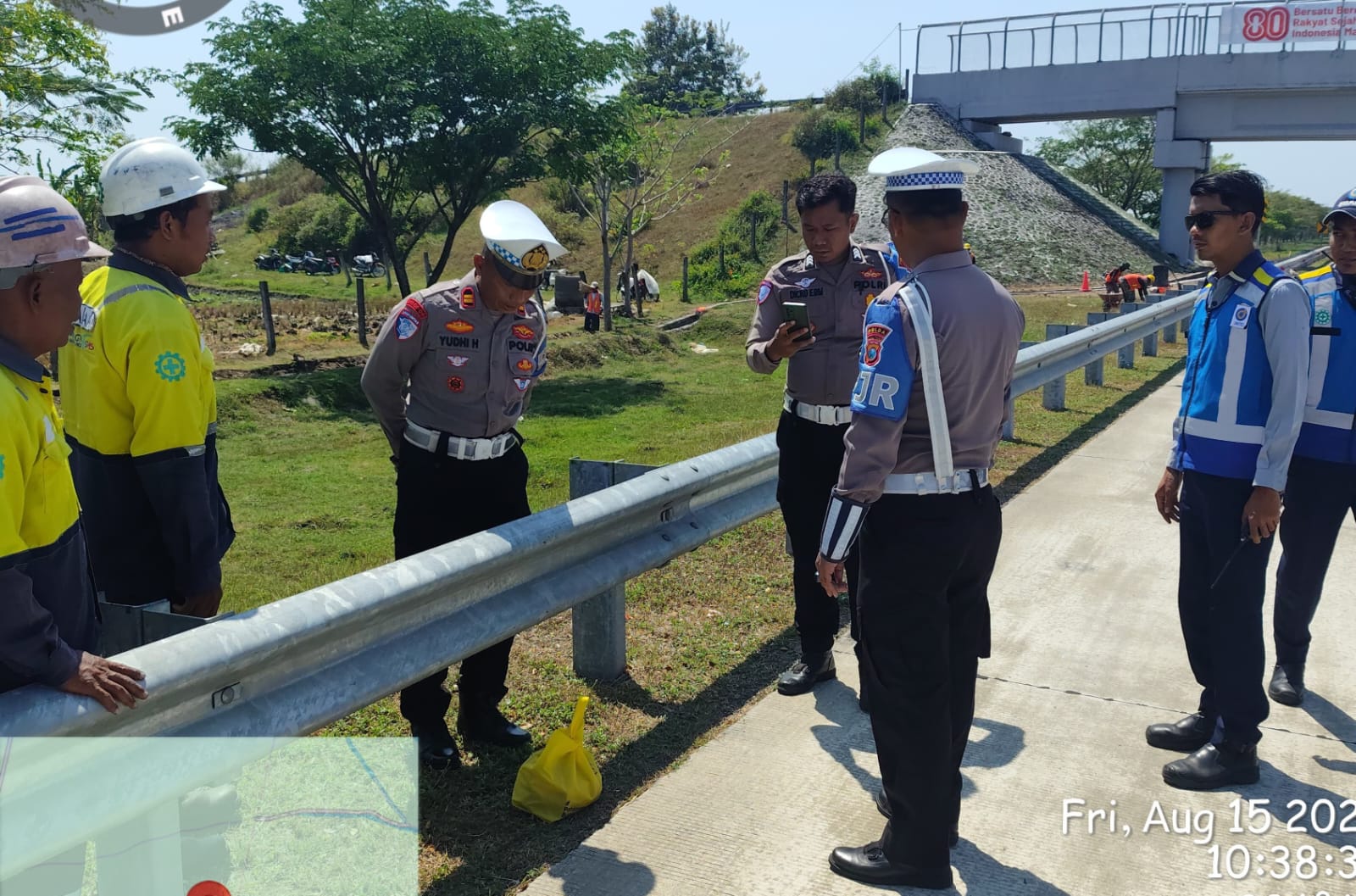 Pihak PT JNK langsung berkoordinasi dengan Polres Madiun pascatemuan ratusan butir amunisi di Tol Ngawi-Kertonoso, Jumat (15/8). FOTO: PT JNK