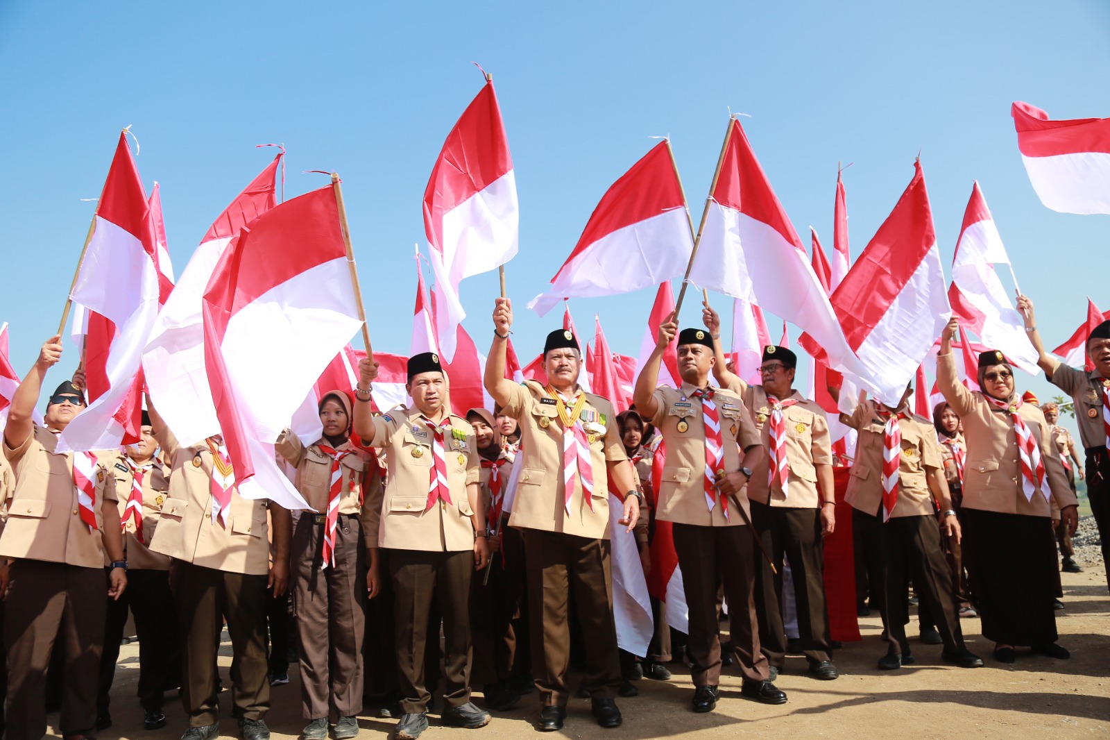 Wali Kota Maidi bersama dengan para pejabat pemkot dan anggota pramuka mengibarkan bendera merah putih di kompleks TPA Winongo, kemarin (15/8). BAGAS BIMANTARA/JAWA POS RADAR MADIUN