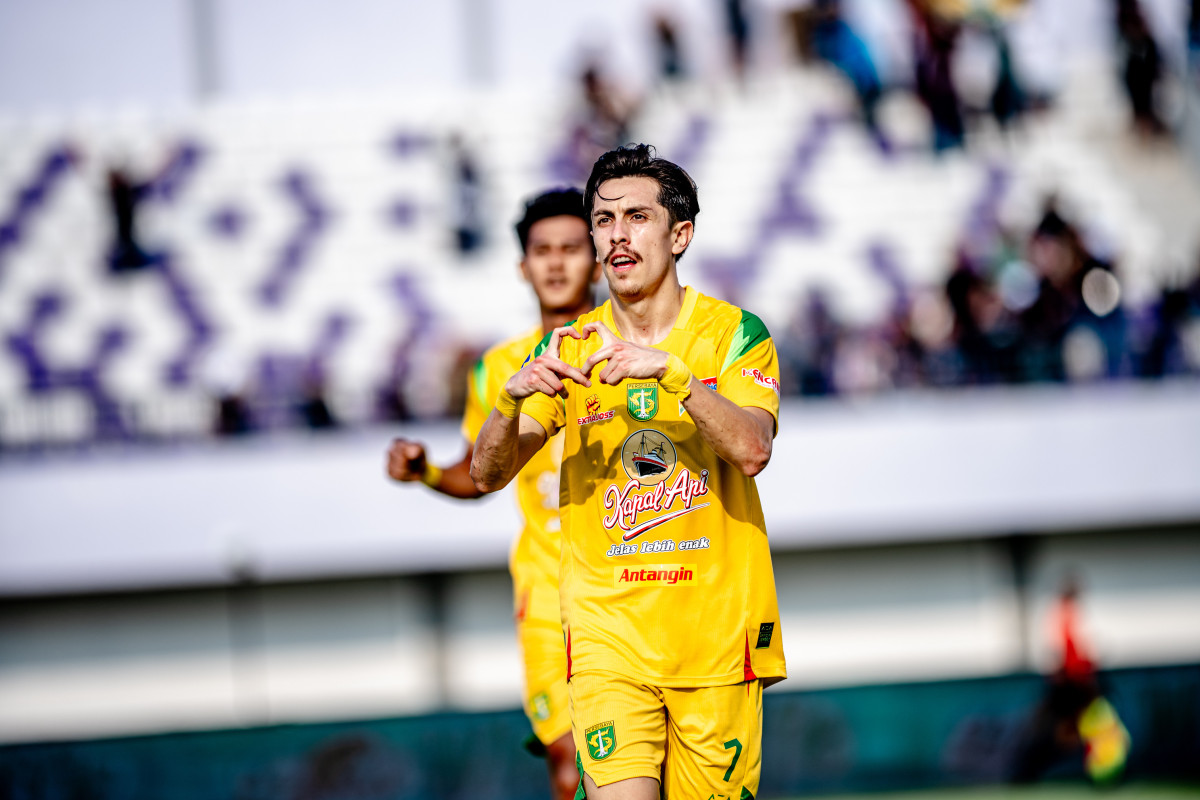 Francisco Rivera melakukan selebrasi usai mencetak gol ke gawang Persita Tangerang. (Persebaya)