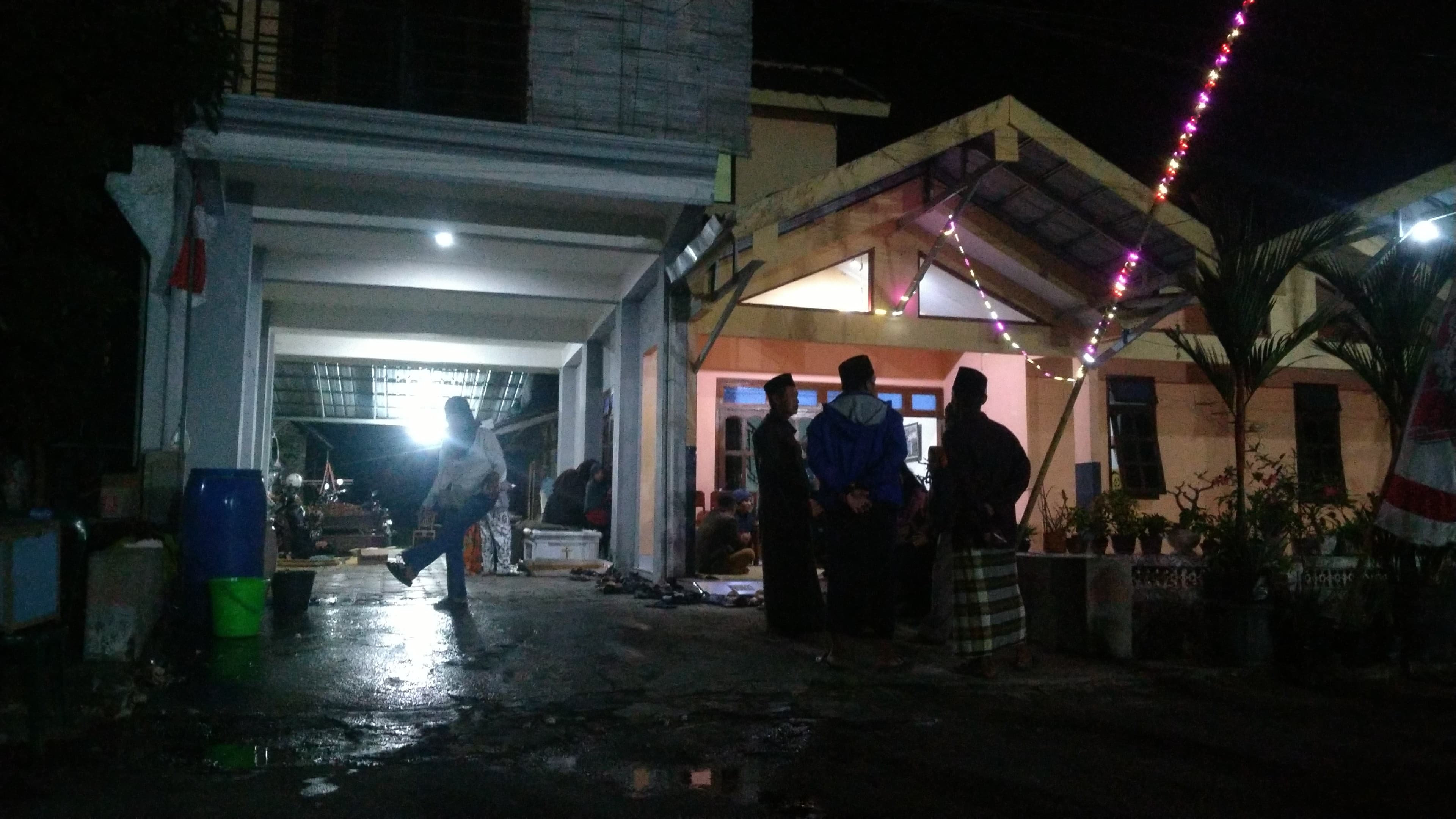 Warga pergi melayat ke rumah korban di Magetan. FOTO: ISTIMEWA