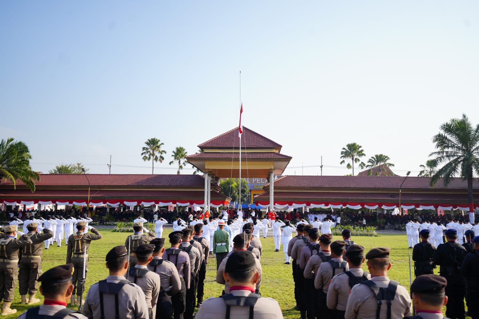 Kota Madiun merayakan HUT ke-80 Republik Indonesia dengan penuh khidmat di Alun-alun, Minggu (17/8). FOTO: WS HENDRO DISKOMINFO