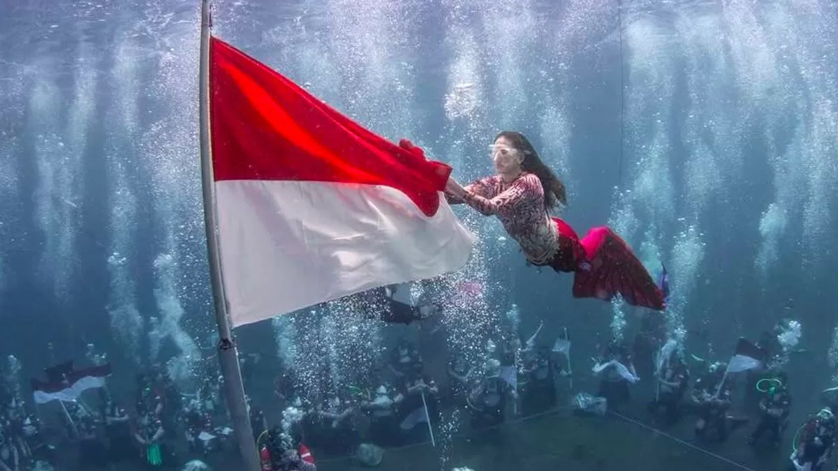 Gubernur Sherly Tjoanda Kibarkan Merah Putih di Bawah Laut