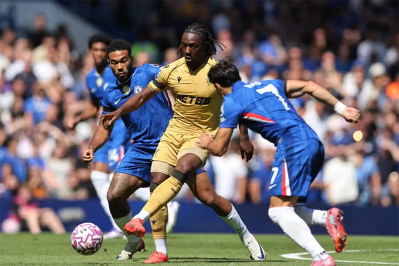 Pemain Cyrstal Palace Eberiche Eze menjadi momok bagi pertahanan Chelsea.