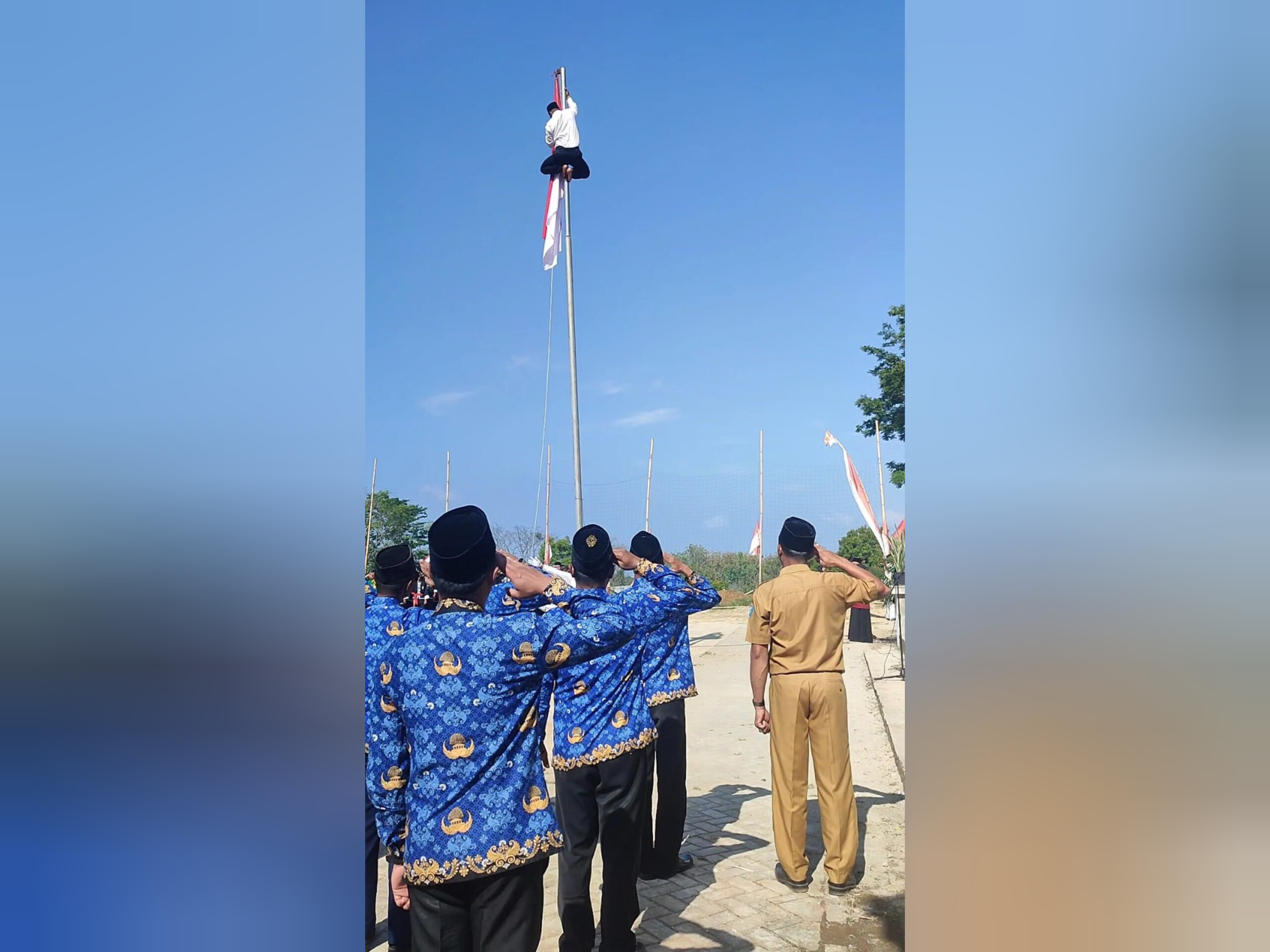 Siswanto, peternak sekaligus petani di Ponorogo, panjat tiang bendera saat upacara HUT ke-80 RI di Wagir Kidul.