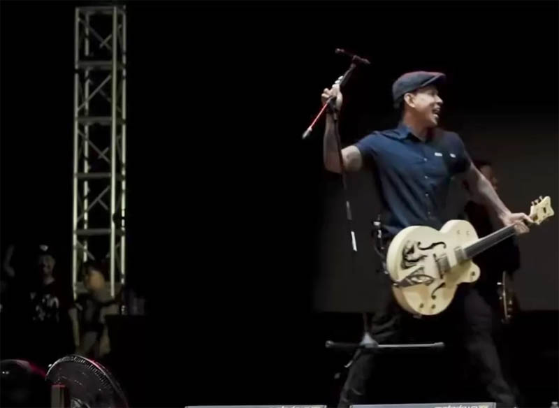 Momen gitaris sekaligus vokalis Superman Is Dead yang dikenal dengan panggilan Bobby SID saat melempar mic sebagai ekspresi kekecewaannya ke pihak penyelenggara konser.