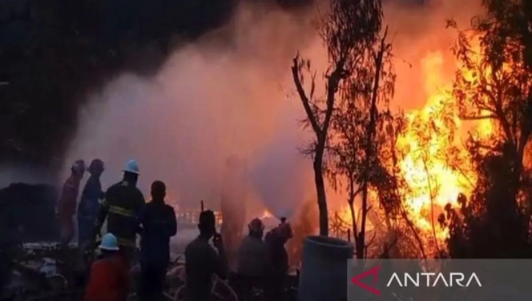 Ledakan sumur minyak ilegal di Blora tewaskan dua warga, balita luka parah.