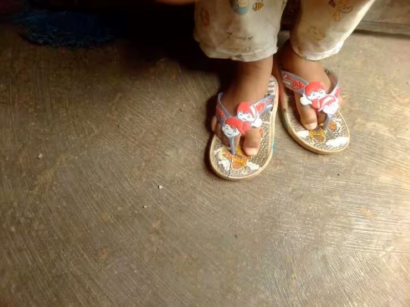Ilustrasi memakai sandal terbalik yang dipercaya tanda kesialan.