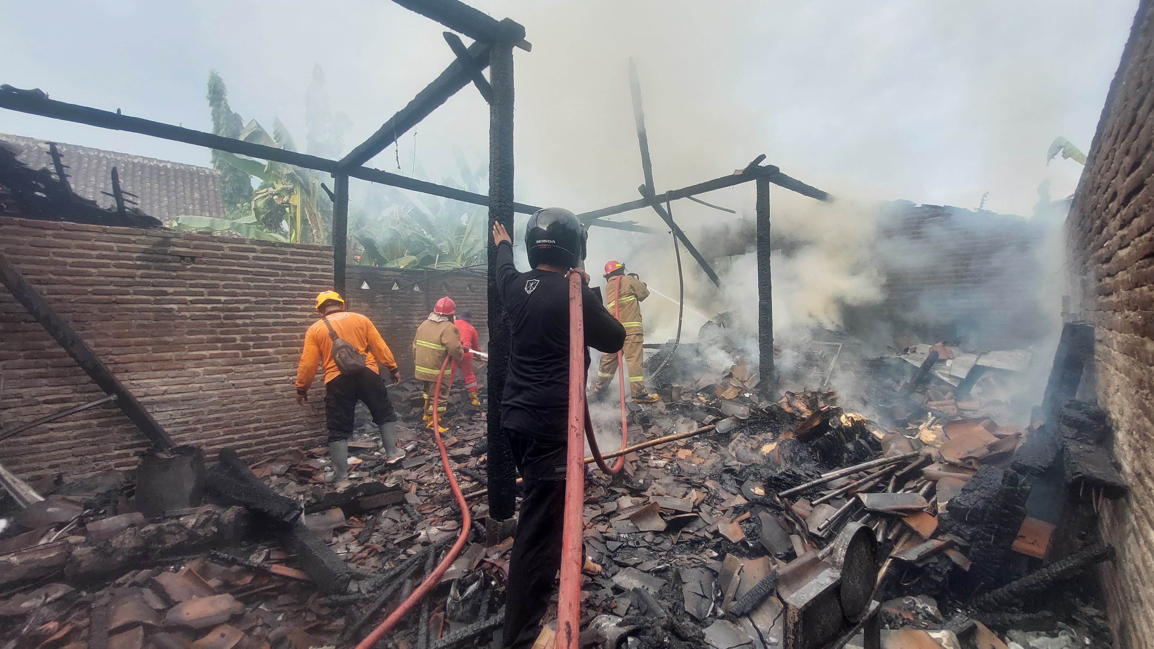 Sebuah rumah yang dijadikan gudang barang bekas di Desa Ngadirejo, Kecamatan Wonoasri, ludes terbakar Senin sore (18/8). DIAN RAHAYU/RADAR MADIUN