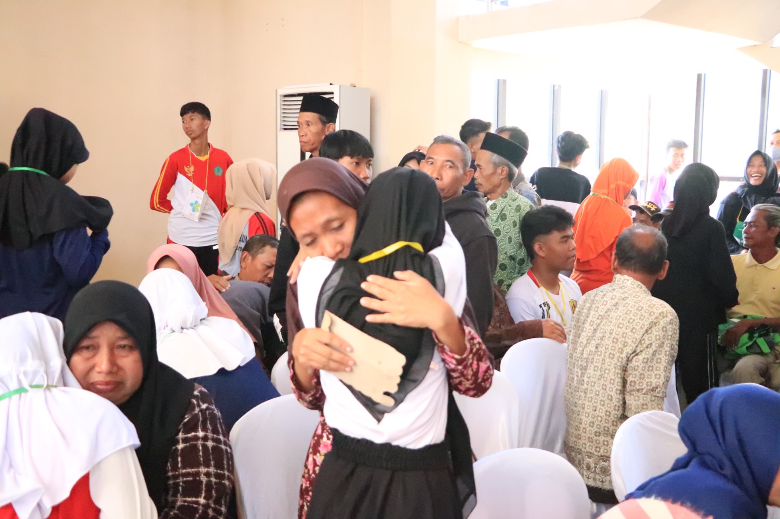 Momen perpisahan siswa Sekolah Rakyat (SR) Ponorogo dengan orang tua saat hari pertama masuk asrama tahun ajaran baru lalu. DOK RADAR PONOROGO