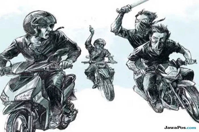 Ilustrasi polisi mengejar pelaku curanmor bersenjata tajam.