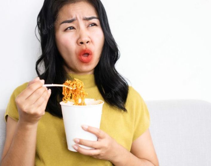 Ilustrasi makan pedas saat menstruasi.