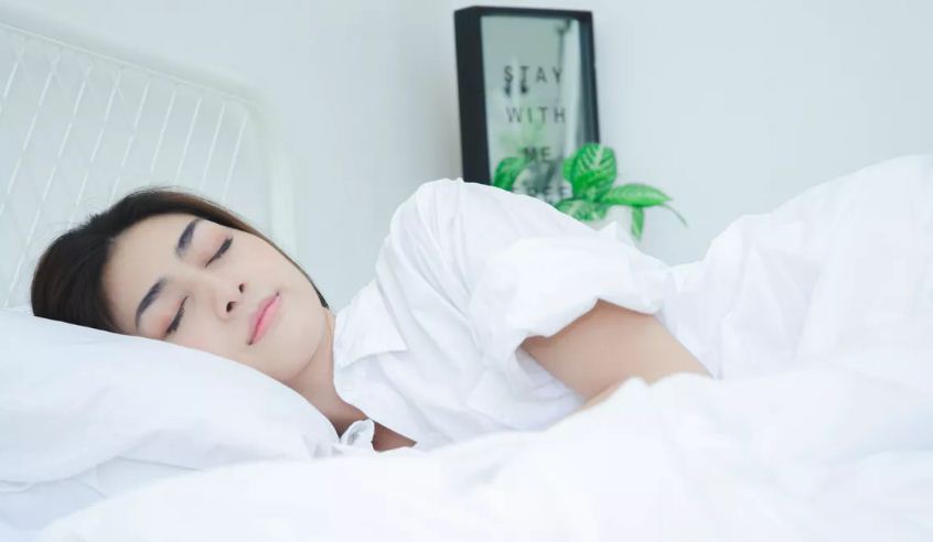 Ilustrasi tidur dengan lampu menyala.