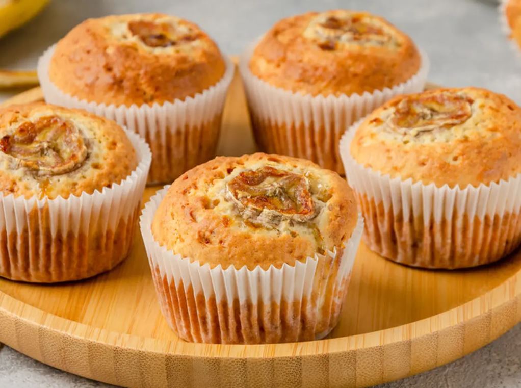 Muffin pisang oatmeal tanpa terigu, camilan sehat rendah kolesterol untuk diet lebih nikmat.