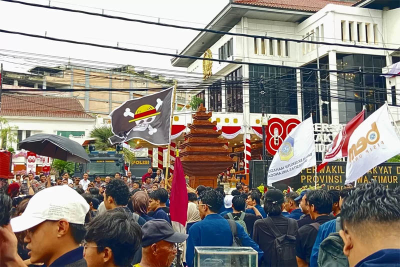 Bendera One Piece di antara ratusan massa aksi