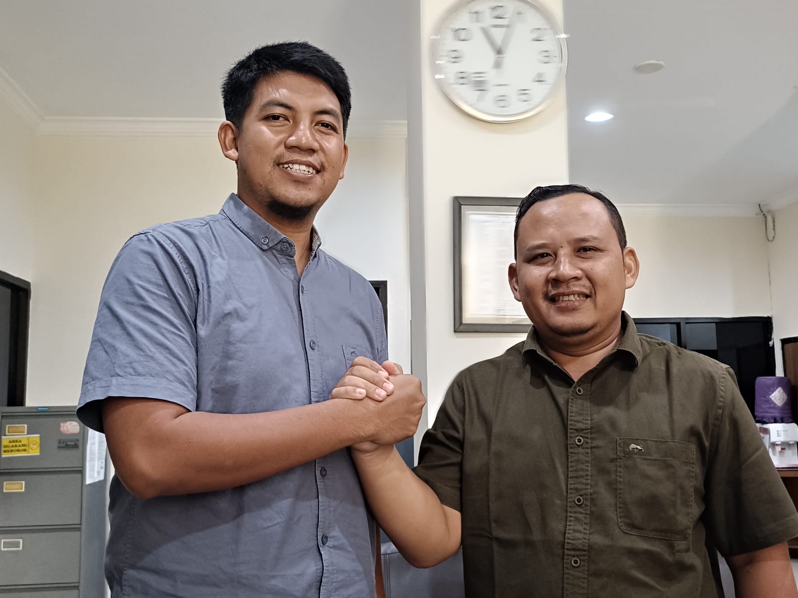 Hasta Hadiwiguna (kanan) bersama dengan Edo Rahadi Permana ditunjuk DPP menjadi ketua dan sekretaris baru DPD PKS Kota Madiun periode 2025-2030. FOTO: HENGKY RISTANTO/RADAR MADIUN