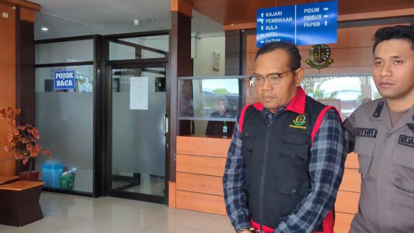 Jaelono semasa masih hidup ketika ditahan oleh Kejari Kabupaten Madiun atas korupsi dana desa Sukosari lalu. DOK RADAR MADIUN
