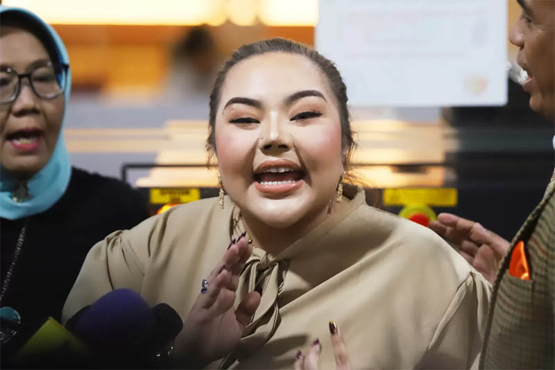 Lisa Mariana didampingi kuasa hukum saat tiba di Gedung Bareskrim Polri untuk pengambilan sampel tes DNA, Jakarta, Kamis 7 Agustus 2025 lalu.
