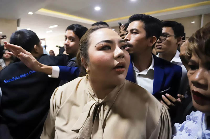 Ilustrasi Foto : Lisa Mariana didampingi kuasa hukum saat tiba di Gedung Bareskrim Polri untuk pengambilan sampel tes DNA, Jakarta, Kamis 7 Agustus 2025 lalu.