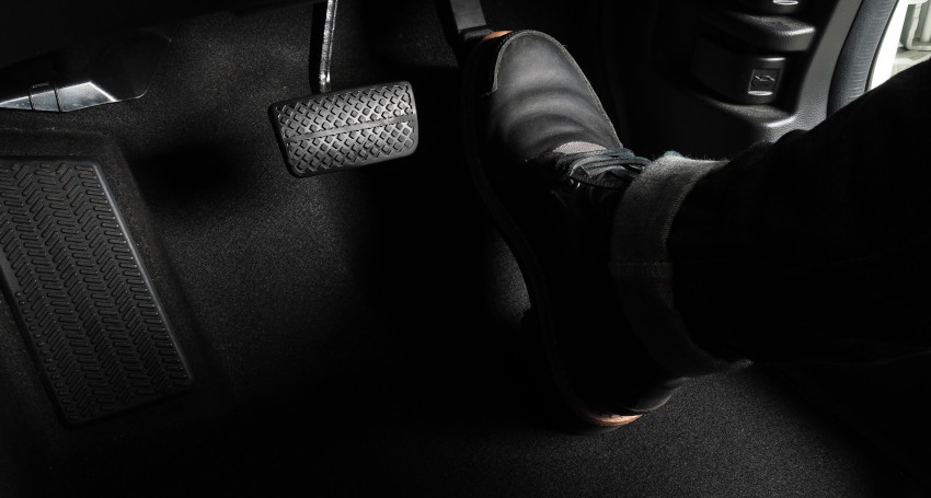 Penerapan sistem satu pedal pada mobil listirk CIna