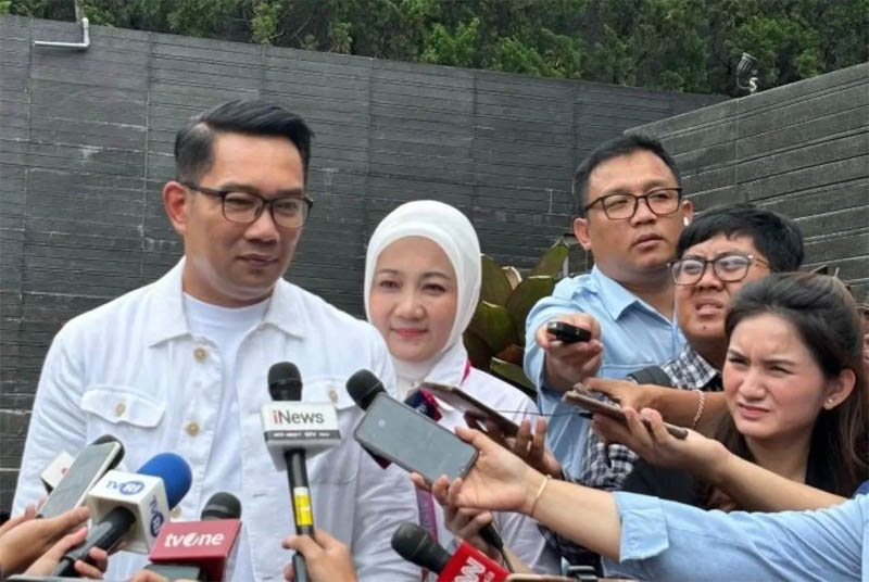 Mantan Gubernur Jawa Barat Ridwan Kamil saat memberikan keterangan di Kota Bandung. Ia mengaku siap menerima hasil tes DNA terkait masalah dengan selebgram Lisa Mariana.