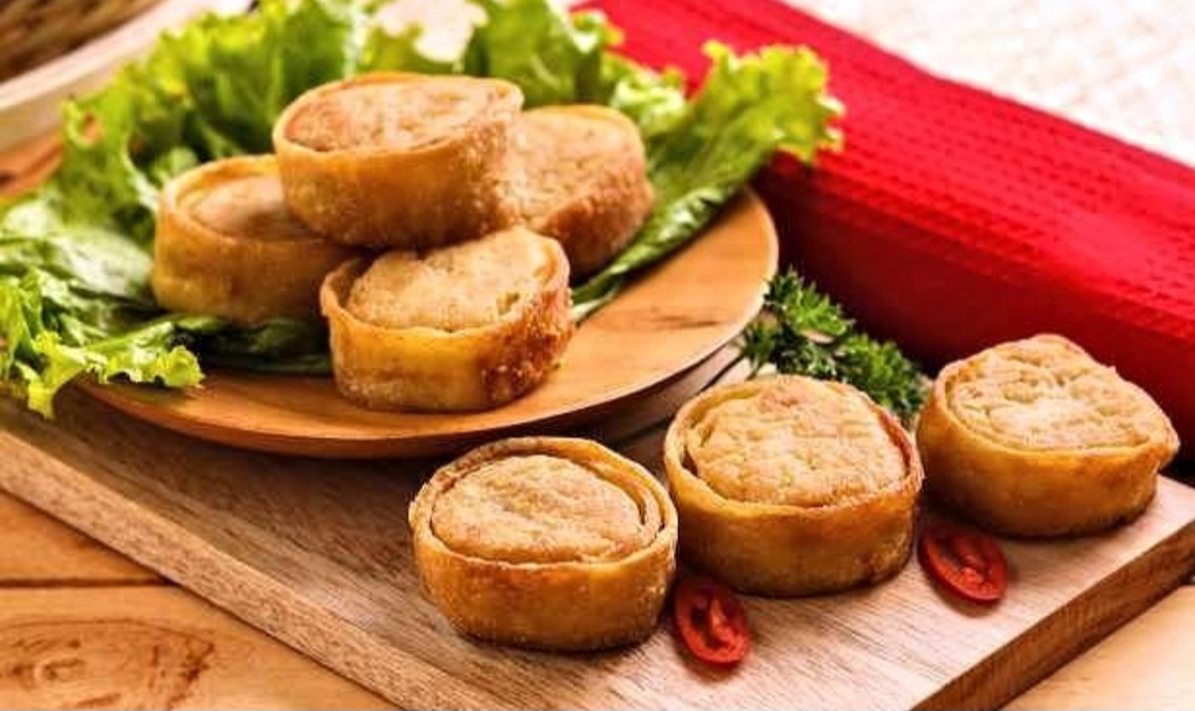 Tahu egg roll sederhana dan gurih. Praktis dibuat dengan bahan mudah didapat, cocok untuk camilan keluarga atau lauk pendamping nasi.
