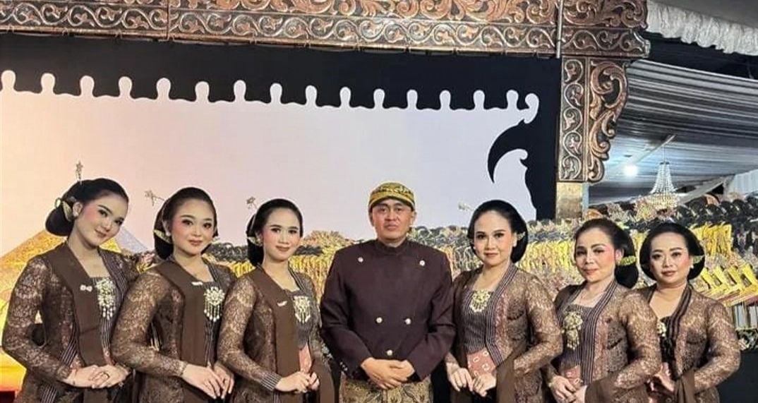 Ki Cahyo Kuntadi bersama sejumlah sinden dalam suatu pementasan wayang.