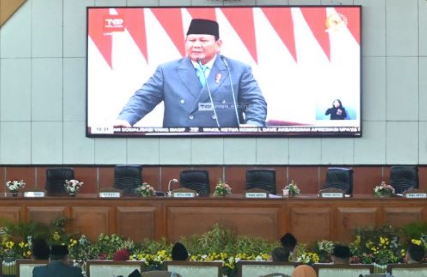 PARIPURNA: Pimpinan DPRD Kabupaten Madiun, bupati dan wakil bupati saat mendengarkan pidato kenegaraan Presiden RI Prabowo Subianto