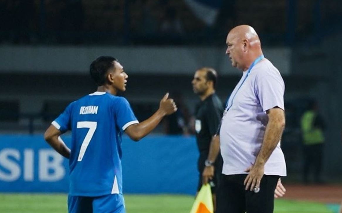 Pelatih Persib Bandung Bojan Hodak memberikan instruksi kepada Beckham Putra.