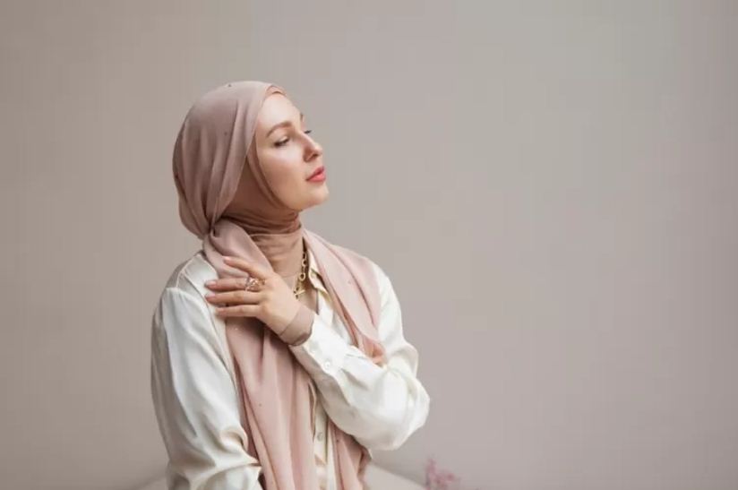 Ilustrasi perawatan rambut berhijab.