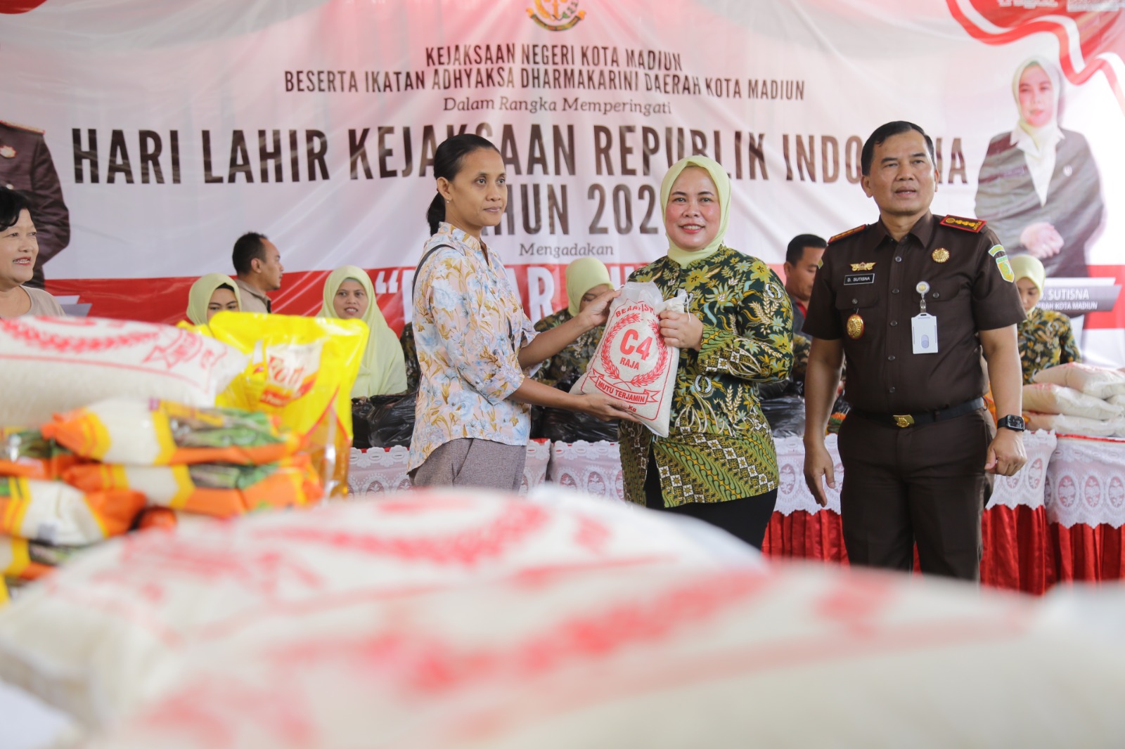 Kejari Kota Madiun menggelar pasar murah, 1.500 paket sembako dijual untuk warga ber-KTP Kota Madiun, kemarin (20/8). BAGAS BIMANTARA/RADAR MADIUN