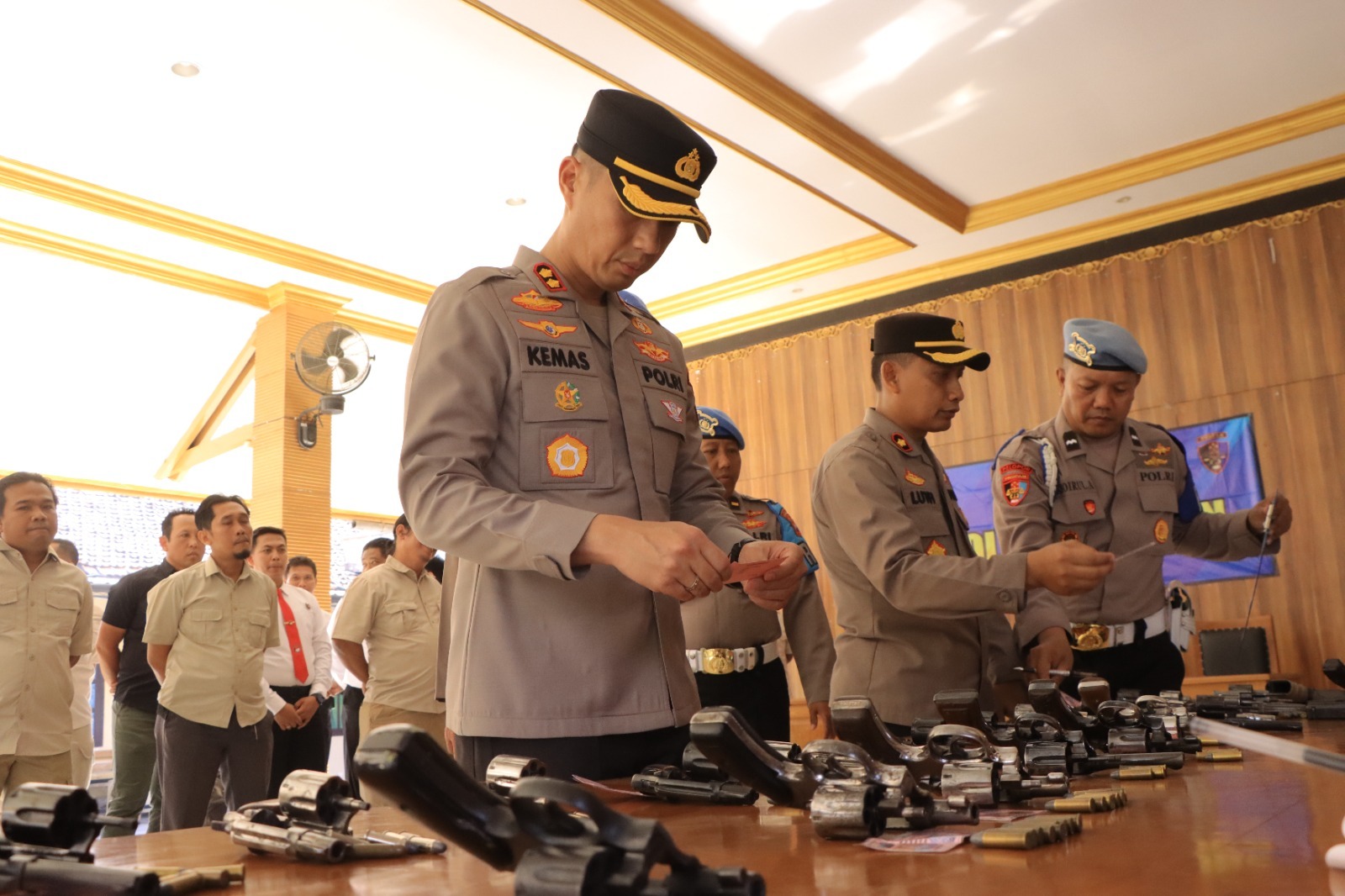 Kapolres Madiun AKBP Kemas Indra Natanegara memeriksa kelengkapan administrasi dan kondisi senpi milik anggota di Mapolres, kemarin (20/8). DIAN RAHAYU/RADAR MADIUN