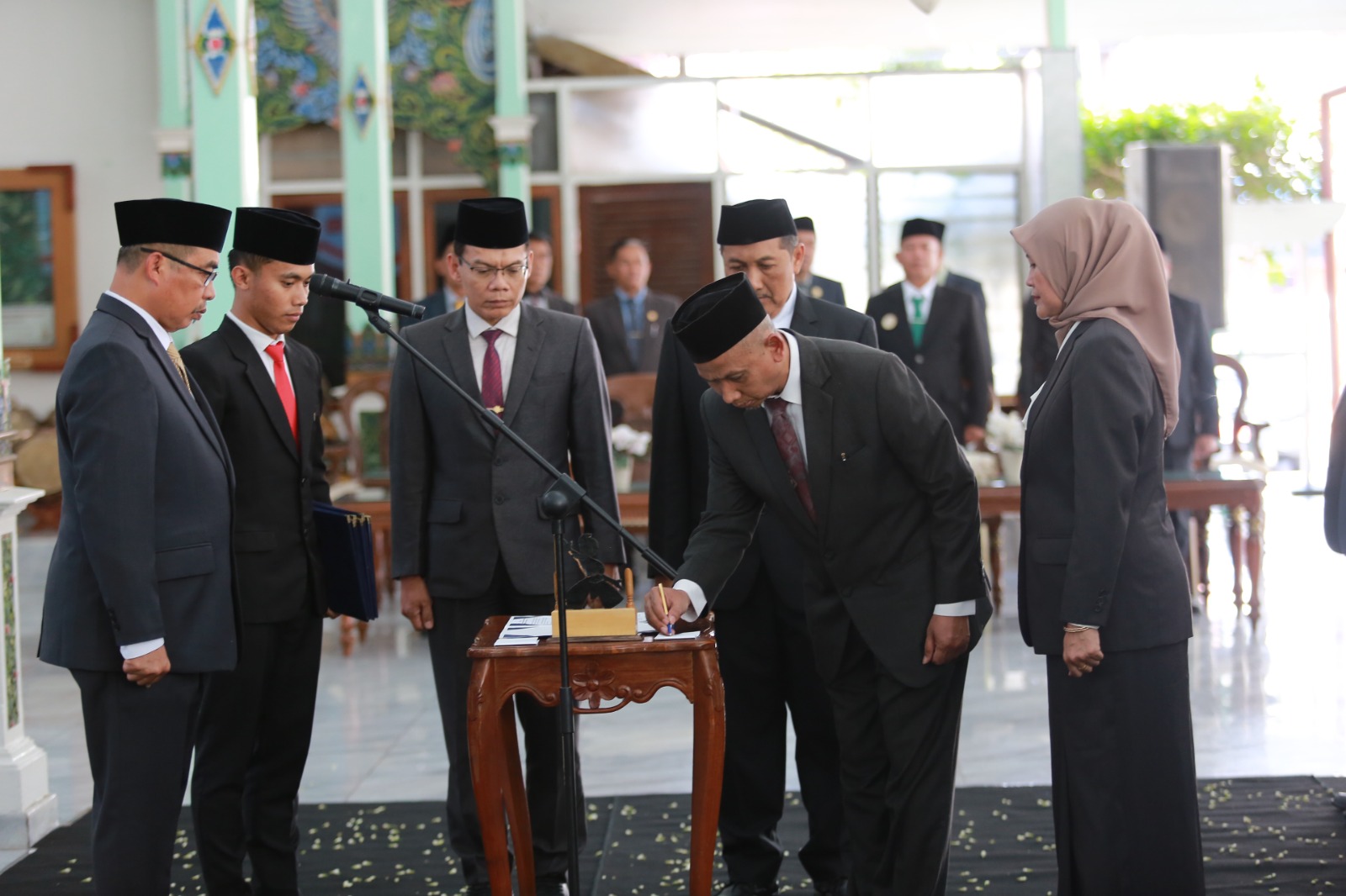 Bupati Madiun Hari Wuryanto mengambil sumpah dan jabatan pejabat yang dilantik di Pendopo Muda Graha, Kamis (21/8). BAGAS BIMANTARA/RADAR MADIUN