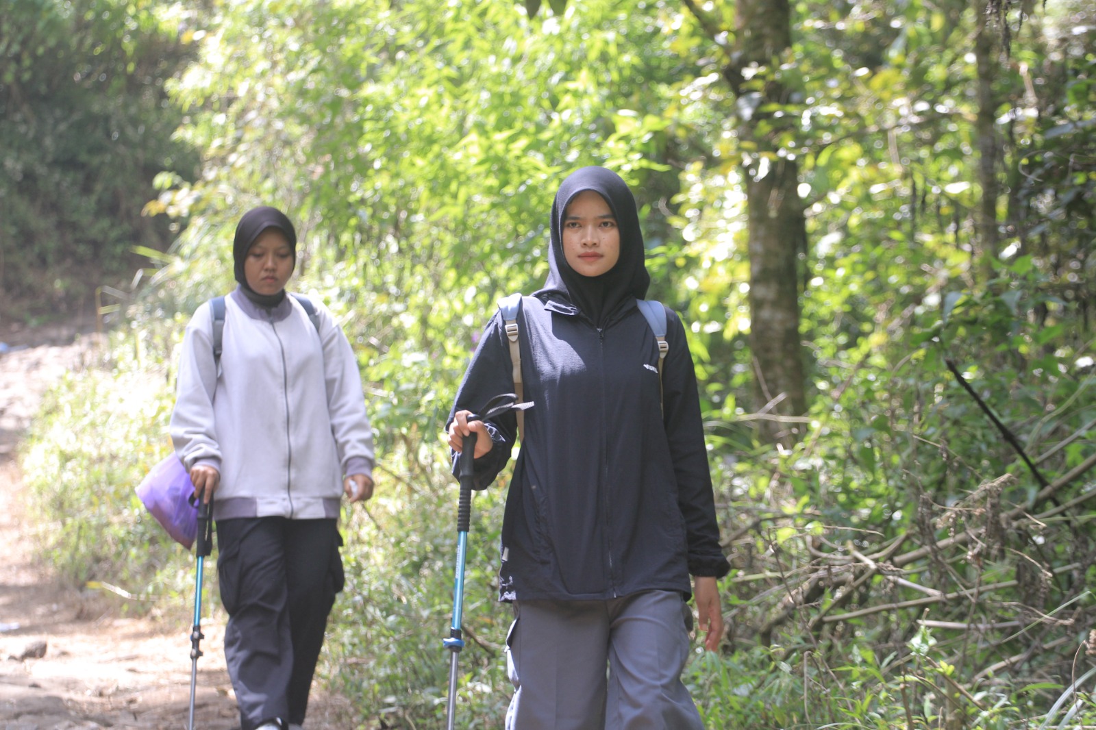 Pendaki Gunung Lawu wajib membawa turun sampah untuk ditukar stiker. FOTO: AJI PUTRA/RADAR MAGETAN