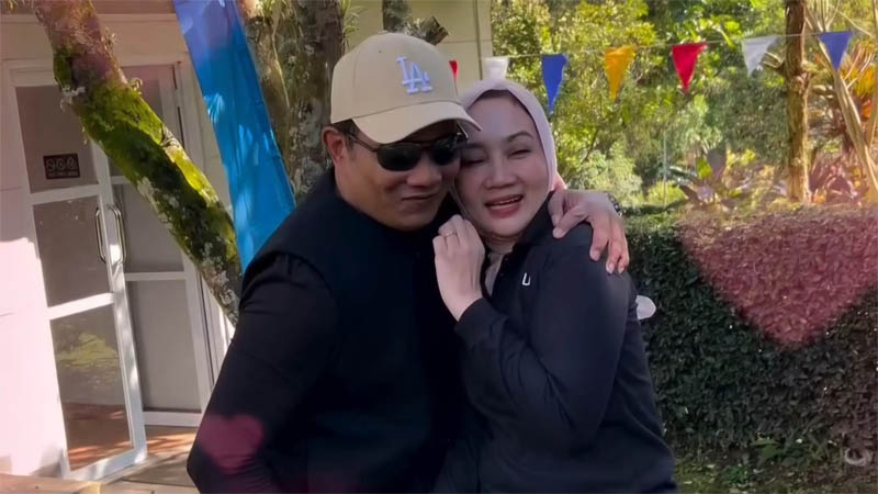Pasangan Ridwan Kamil (RK) dan Atalia Praratya Kamil perlihatkan momen mesra di media sosial.
