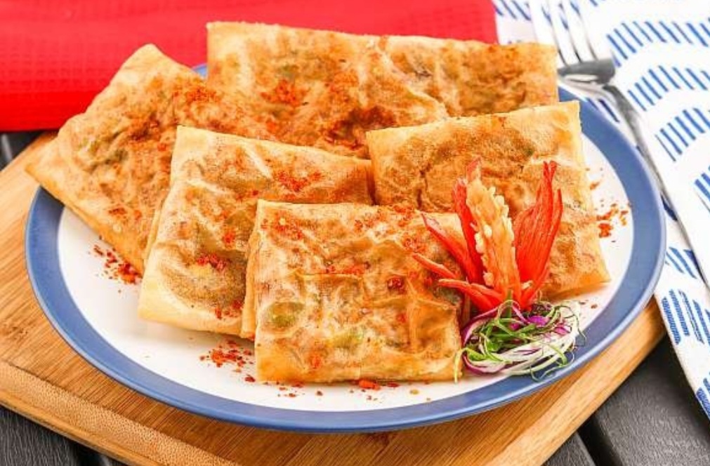 Martabak tuna gurih, mudah dibuat dengan kulit siap pakai dan ikan segar.