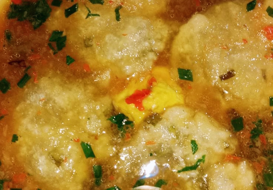 Cireng kuah seblak pedas gurih, camilan viral dari aci goreng dan kuah kencur.