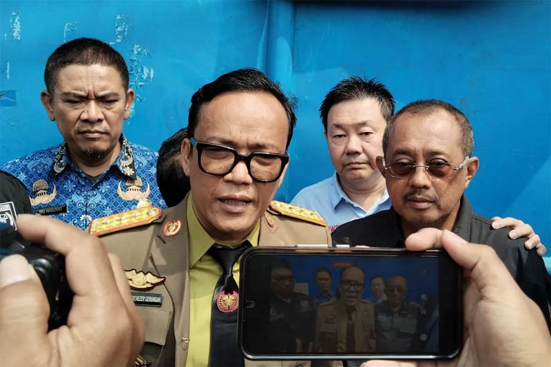 Ilustrasi foto : Wamenaker Immanuel Ebenezer saat melakukan kegiatan terkait dugaan penahanan ijazah pekerja salah satu perusahaan di wilayah Surabaya beberapa waktu lalu.