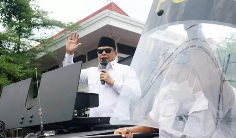 Bupati Pati Sudewo menolak mundur saat menemui massa peserta demo di halaman pendapa setempat, Rabu 13 Agustus 2025.