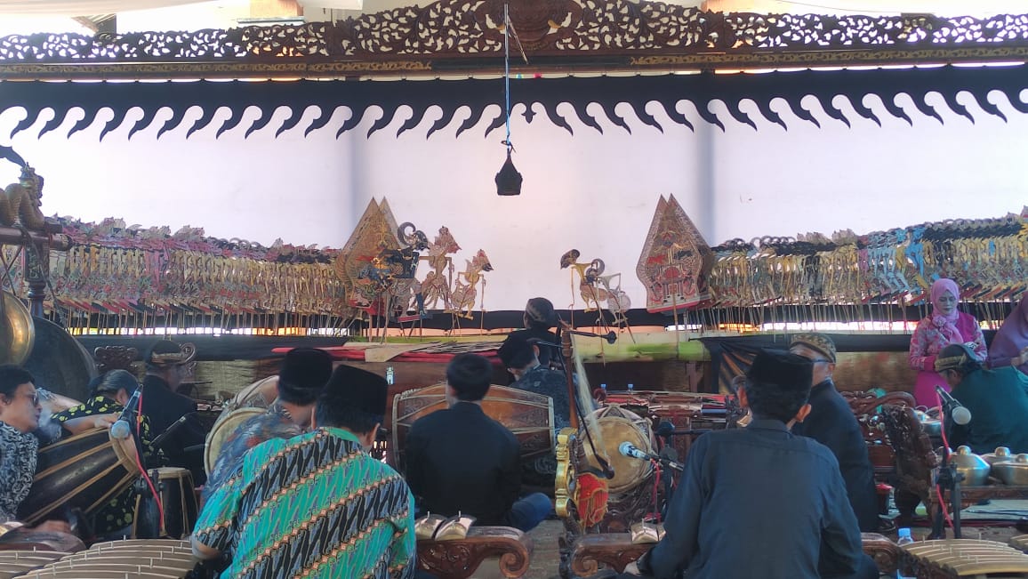 PAGELARAN WAYANG: Pagelaran wayang kulit siang hari yang digelar di Kantor Kepala Desa Pakah.
