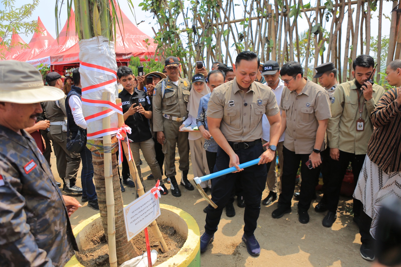 Menko IPK AHY bersama Wali Kota Maidi menanam pohon di kawasan TPA Winongo, simbol transformasi dari tumpukan sampah menjadi kebun buah. BAGAS BIMANTARA/RADAR MADIUN