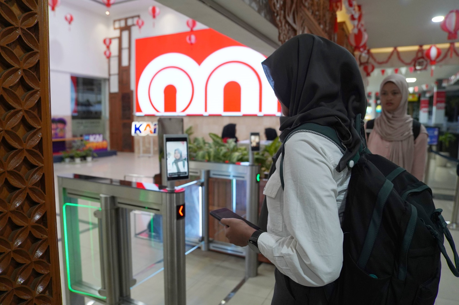 Boarding lebih praktis, penumpang cukup memindai wajah di gerbang face recognition tanpa tiket fisik di Stasiun Madiun. FOTO: ISTIMEWA