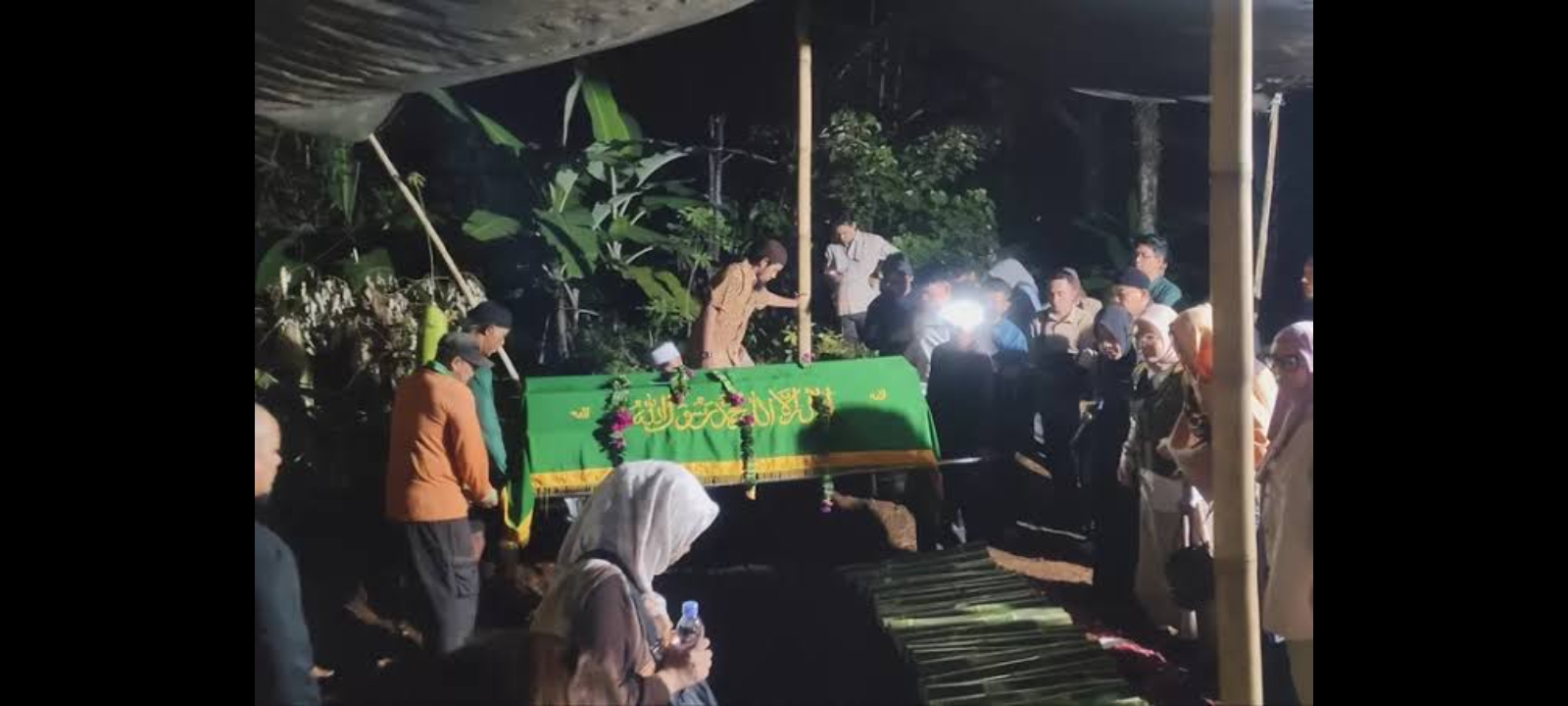 Pemakaman almarhum Mohamad Ilham Pradipta, 37, Kepala KCP Bank BRI Cempaka Putih, Jakarta, yang menjadi korban penculikan dan pembunuhan.