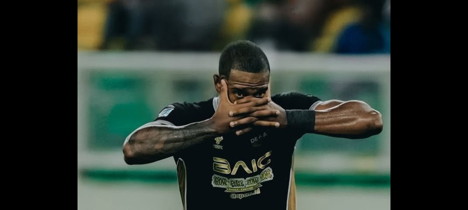 Penyerang Dewa United Alex Martins melakukan selebrasi usai cetak gol di BRI Super League.