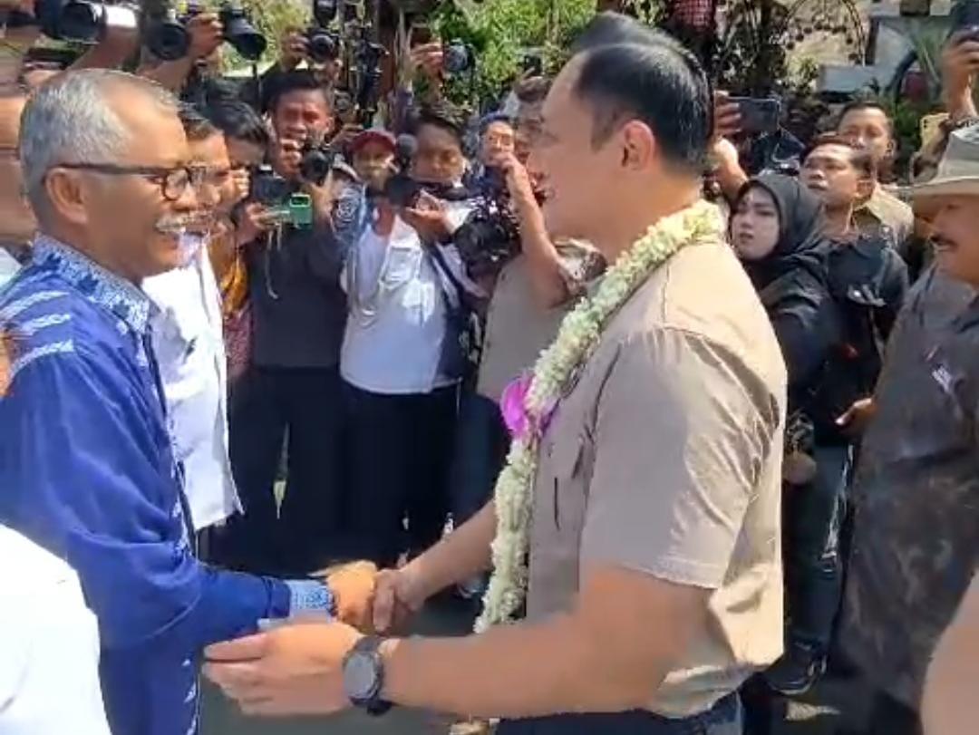 Ketua DPC Demokrat Kota Madiun Istono saat menyambut kedatangan AHY dalam kunjungannya di TPA Winongo. FOTO: ISTIMEWA