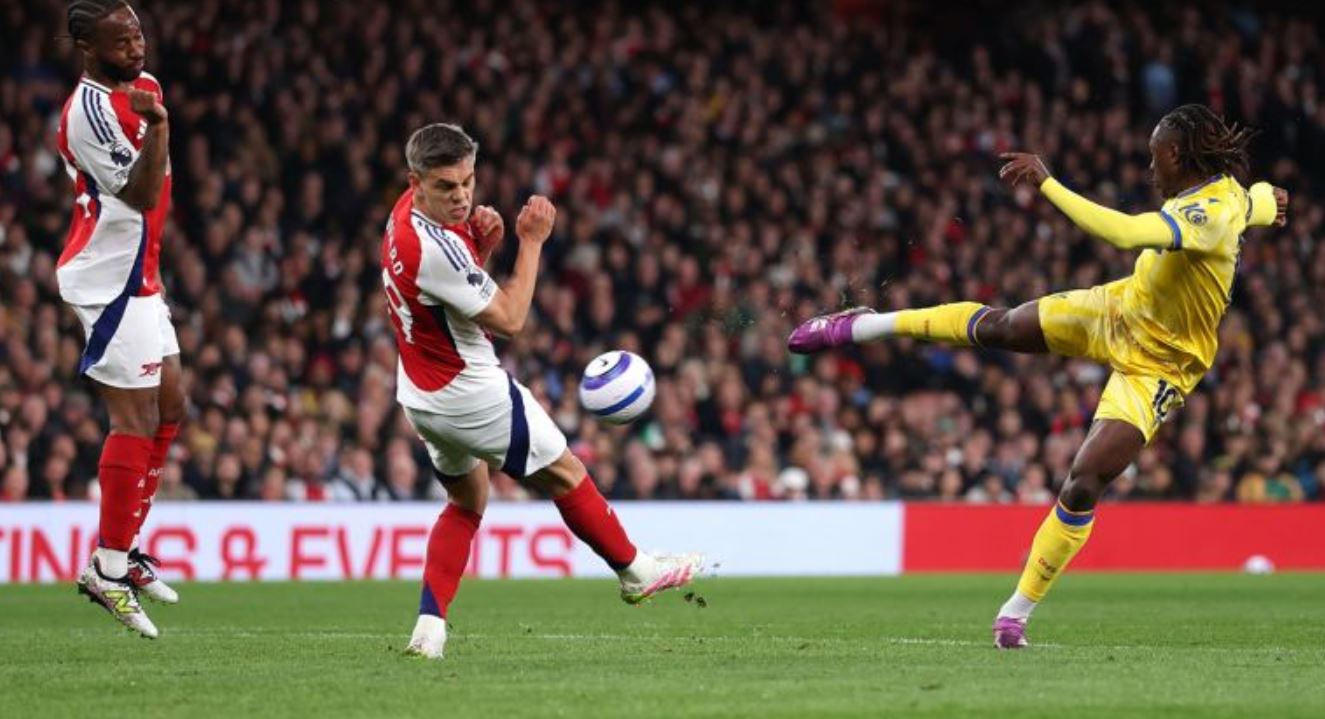 Aksi Eberechi Eze saat berseragam Crystal Palace, di laga melawan Arsenal musim lalu.